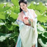 夏日荷花来袭：汉服颂镜头下的一池碧盖，接天莲叶正当时