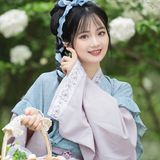 绣球花下蓝衫影：汉服少女巧笑嫣然，一枝春色入袖来