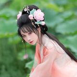 【汉服写真】齐胸襦裙舞荷塘：翠盖红衣翩然起，一池清梦落衣裳