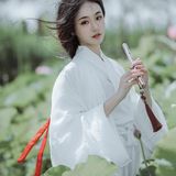 执笛荷畔听风吟：素白汉服映清池，一曲横笛惊起满塘诗