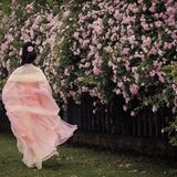 【汉服写真】云鬓簪花持素伞：一墙蔷薇一院香，佳人独立晚风凉