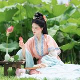 夏日荷花来袭：汉服颂镜头下的一池碧盖，接天莲叶正当时