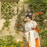 【汉服写真】花丛懒回顾：罗衣缓步过春畦，一袭清影落满枝