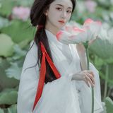 执笛荷畔听风吟：素白汉服映清池，一曲横笛惊起满塘诗