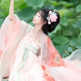【汉服写真】齐胸襦裙舞荷塘：翠盖红衣翩然起，一池清梦落衣裳