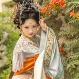 【汉服写真】花丛懒回顾：罗衣缓步过春畦，一袭清影落满枝