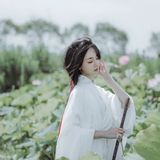 执笛荷畔听风吟：素白汉服映清池，一曲横笛惊起满塘诗