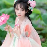 【汉服写真】齐胸襦裙舞荷塘：翠盖红衣翩然起，一池清梦落衣裳