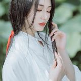 执笛荷畔听风吟：素白汉服映清池，一曲横笛惊起满塘诗