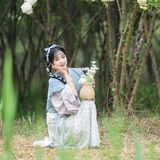 绣球花下蓝衫影：汉服少女巧笑嫣然，一枝春色入袖来