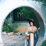 姑苏藏宋韵：宋制汉服漫步园林，衣袂拂过千年丹青