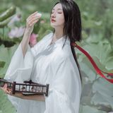 执笛荷畔听风吟：素白汉服映清池，一曲横笛惊起满塘诗