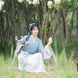 绣球花下蓝衫影：汉服少女巧笑嫣然，一枝春色入袖来