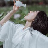 执笛荷畔听风吟：素白汉服映清池，一曲横笛惊起满塘诗