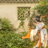 【汉服写真】花丛懒回顾：罗衣缓步过春畦，一袭清影落满枝