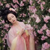 【汉服写真】云鬓簪花持素伞：一墙蔷薇一院香，佳人独立晚风凉