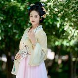 佳人入画来：汉服写真里的眉目流转，一帧一幅皆丹青