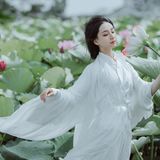 执笛荷畔听风吟：素白汉服映清池，一曲横笛惊起满塘诗