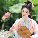 夏日荷花来袭：汉服颂镜头下的一池碧盖，接天莲叶正当时