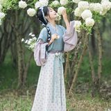 绣球花下蓝衫影：汉服少女巧笑嫣然，一枝春色入袖来