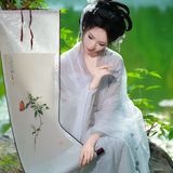 素衣临水执画卷：汉服少女入画来，一轴山水一寸心