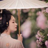 【汉服写真】云鬓簪花持素伞：一墙蔷薇一院香，佳人独立晚风凉
