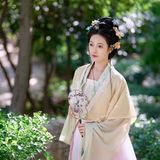 佳人入画来：汉服写真里的眉目流转，一帧一幅皆丹青