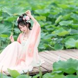 【汉服写真】齐胸襦裙舞荷塘：翠盖红衣翩然起，一池清梦落衣裳