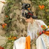 【汉服写真】花丛懒回顾：罗衣缓步过春畦，一袭清影落满枝