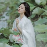 执笛荷畔听风吟：素白汉服映清池，一曲横笛惊起满塘诗