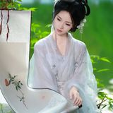 素衣临水执画卷：汉服少女入画来，一轴山水一寸心