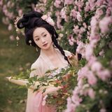 【汉服写真】云鬓簪花持素伞：一墙蔷薇一院香，佳人独立晚风凉