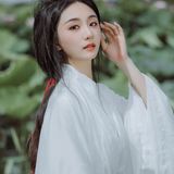 执笛荷畔听风吟：素白汉服映清池，一曲横笛惊起满塘诗