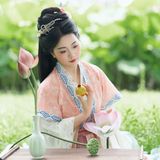 夏日荷花来袭：汉服颂镜头下的一池碧盖，接天莲叶正当时