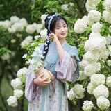 绣球花下蓝衫影：汉服少女巧笑嫣然，一枝春色入袖来