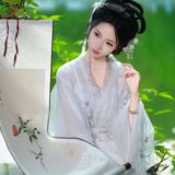 素衣临水执画卷：汉服少女入画来，一轴山水一寸心