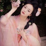 【汉服写真】云鬓簪花持素伞：一墙蔷薇一院香，佳人独立晚风凉