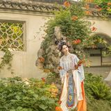 【汉服写真】花丛懒回顾：罗衣缓步过春畦，一袭清影落满枝
