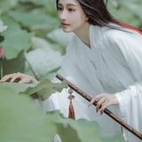 执笛荷畔听风吟：素白汉服映清池，一曲横笛惊起满塘诗
