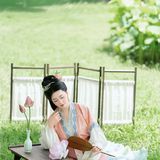 夏日荷花来袭：汉服颂镜头下的一池碧盖，接天莲叶正当时