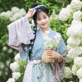 绣球花下蓝衫影：汉服少女巧笑嫣然，一枝春色入袖来