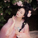 【汉服写真】云鬓簪花持素伞：一墙蔷薇一院香，佳人独立晚风凉