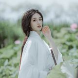 执笛荷畔听风吟：素白汉服映清池，一曲横笛惊起满塘诗