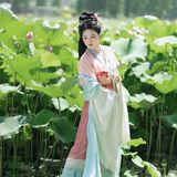 夏日荷花来袭：汉服颂镜头下的一池碧盖，接天莲叶正当时