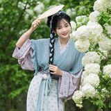 绣球花下蓝衫影：汉服少女巧笑嫣然，一枝春色入袖来