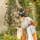 【汉服写真】花丛懒回顾：罗衣缓步过春畦，一袭清影落满枝