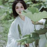 执笛荷畔听风吟：素白汉服映清池，一曲横笛惊起满塘诗