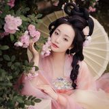 【汉服写真】云鬓簪花持素伞：一墙蔷薇一院香，佳人独立晚风凉