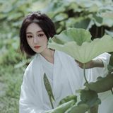 执笛荷畔听风吟：素白汉服映清池，一曲横笛惊起满塘诗