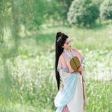 夏日荷花来袭：汉服颂镜头下的一池碧盖，接天莲叶正当时